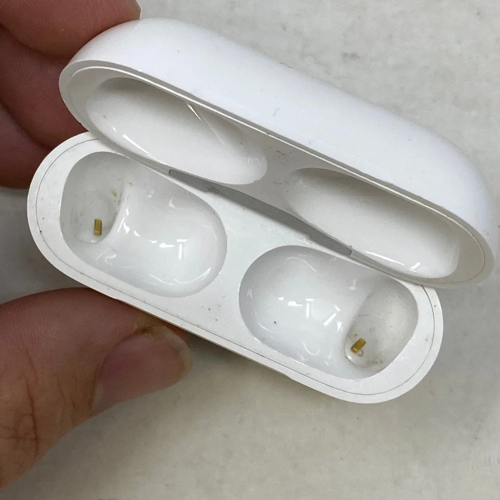 Apple AirPods Pro 2nd Gen MagSafe Charging Case USB-C White A2968 Untested